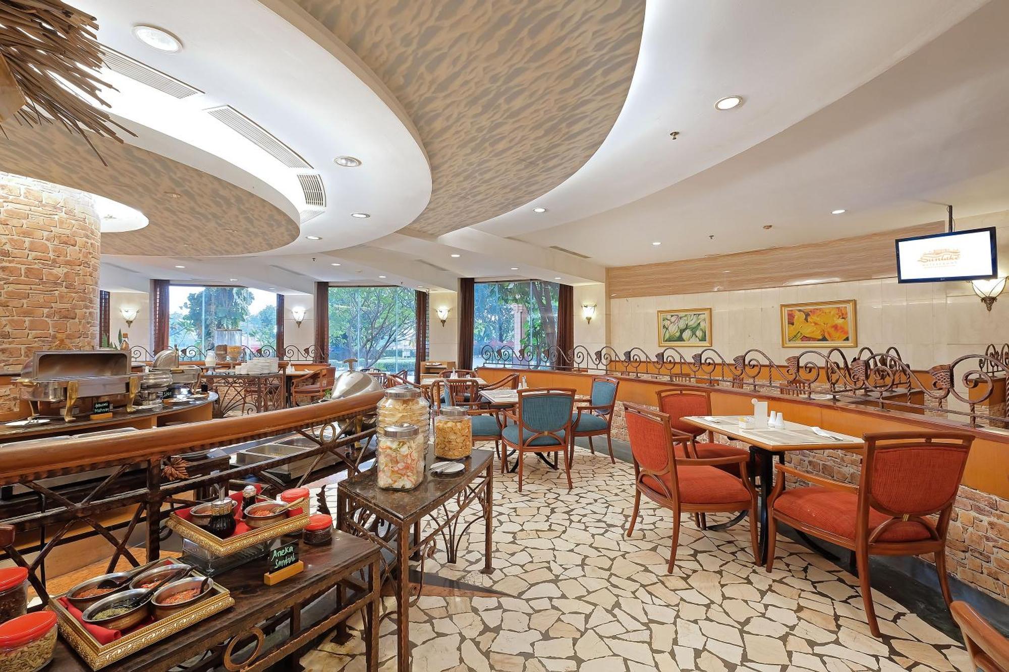 Sunlake Hotel Jakarta Buitenkant foto